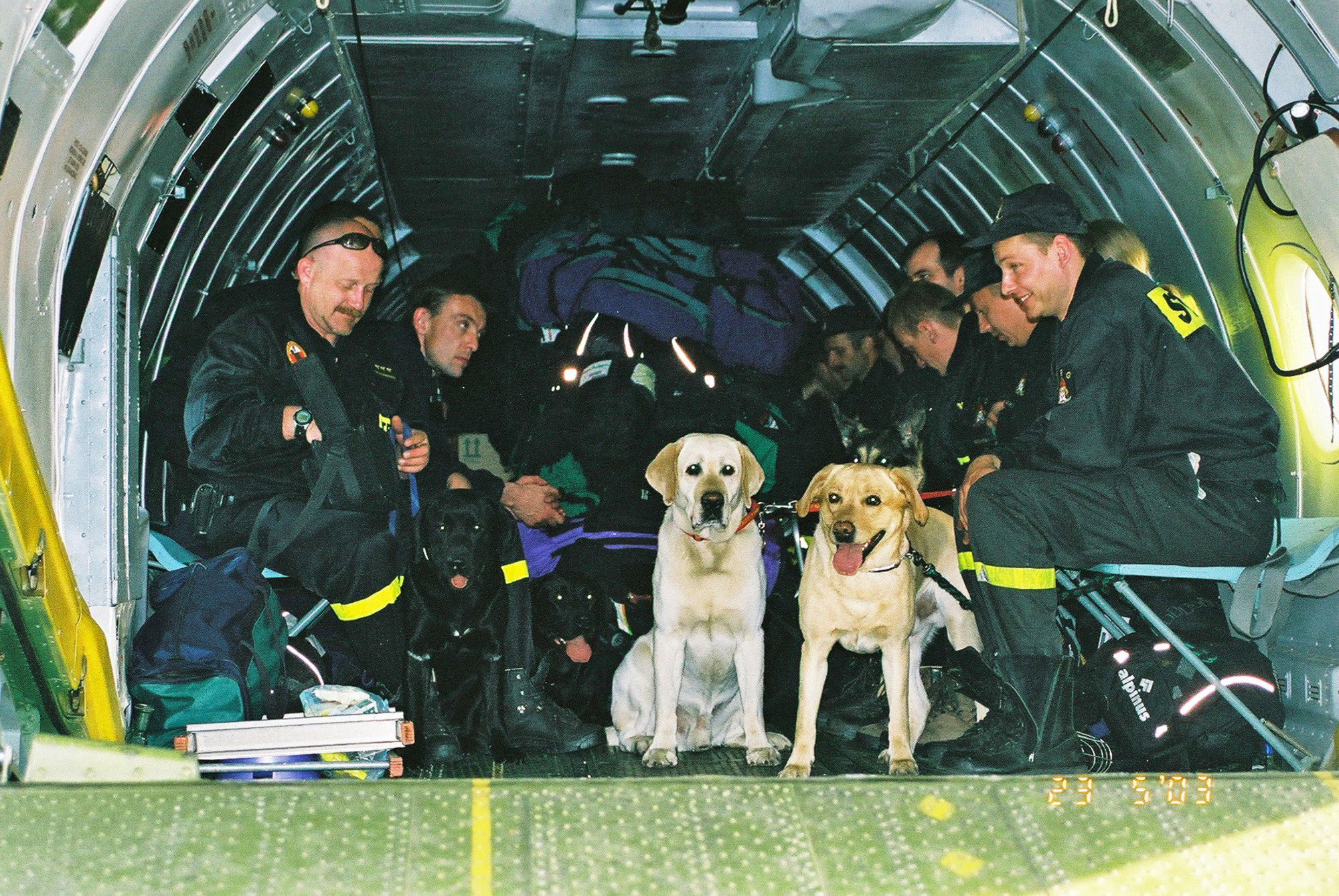 Ratownicy SGPR Gdańsk w trakcie działań ratowniczych w Algierii, 2003 r.  fot. archiwum SGPR „Gdańsk”