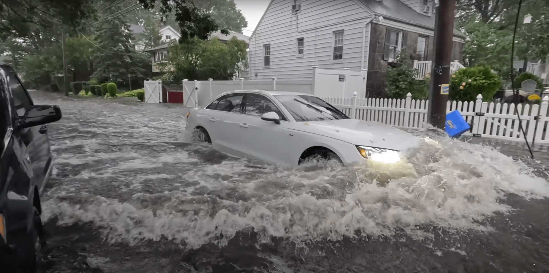 Przepustowość nowojorskiej sieci kanalizacyjnej wynosi około 4,5 cm na godzinę. 29 września deszcz padał zaś z intensywnością aż 6 cm. źródło: WXChasing, New York Flooding Chaos – Brooklyn – Long Island – Raw 4k with Drone, https://www.youtube.com/watch?v=ZjY_uB7p5Hw