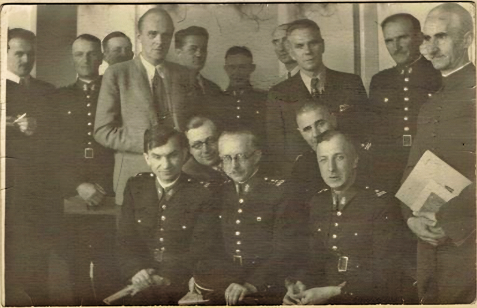 Wykładowcy oraz instruktorzy w Szkole Pożarniczej dla oficerów pożarnictwa w Warszawie, lata 40. fot. zbiory CMP
