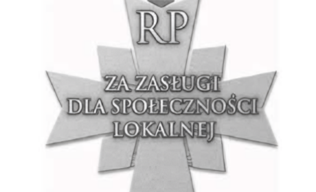 Awers (a) i rewers (b) Odznaki Świętego Floriana „Za Zasługi dla Społeczności Lokalnej”