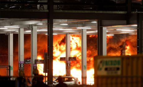 Pożar parkingu samochodowego na lotnisku Luton-London fot. Peter Cziborra / Reuters / Forum