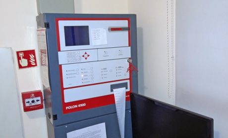 Centrala systemu sygnalizacji pożarowej w budynkach seminarium / fot. o. Łukasz Brachaczek OFMConv