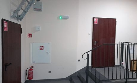 Zabezpieczenie przeciwpożarowe na klatce schodowej wraz z drzwiami EI 60 / fot. o. Łukasz Brachaczek OFMConv