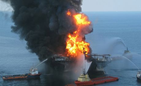 Statki pomocnicze walczą z pożarem, podczas gdy Straż Wybrzeża USA poszukuje zaginionych pracowników Deepwater Horizon fot. Wikipedia (domena publiczna)