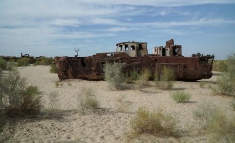 Wrak na pustyni w miejscu dawnego Jeziora Aralskiego  fot. Adam Harangozó / Wikipedia (CC BY-SA 4.0)