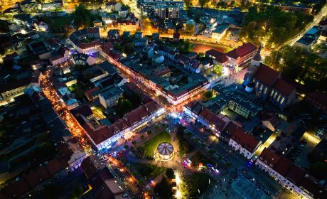 Na zdjęciu widać panoramę miasta w porze wieczornej i oświetlone ulice