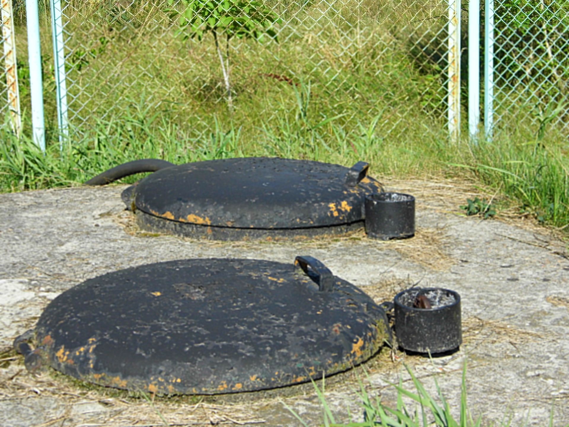 Teren ujęcia wody pitnej w Piekoszowie - włazy do studni zamykane na kłódkę, 2017 r. Fot. materiały autora