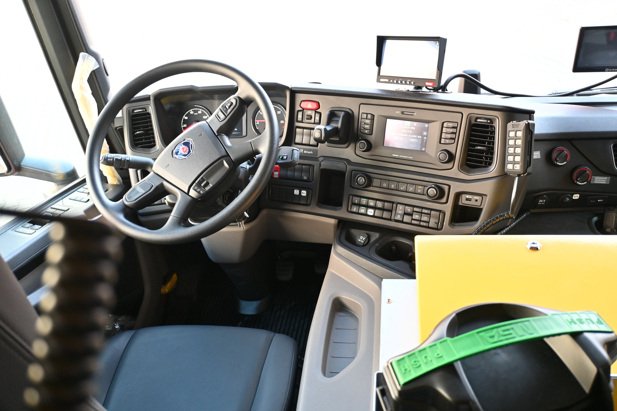 4. Tablica rozdzielcza w kabinie ciężkiego samochodu ratowniczo-gaśniczego Scania P360B4x2NZ