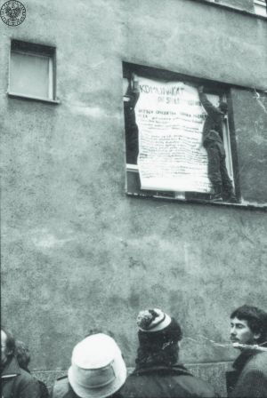 Podchorążowie starali się wyjaśnić swoją sytuację mieszkańcom Warszawy. W oknie szkoły od ul. Słowackiego wywiesili „Komunikat do społeczeństwa” fot. arch. IPN