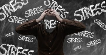 Stres pomaga zmobilizować siły do wykonania zadania, ale bez odpowiednich metod niwelowania jego negatywnych skutków może wpłynąć destrukcyjnie na psychikę 