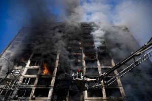 15 marca 2022 r. Strażacy próbują ugasić z podnośnika pożar w bloku mieszkalnym w Kijowie, który powstał na skutek ataku rosyjskich wojsk na osiedla mieszkaniowe. Seria potężnych eksplozji wstrząsnęła dzielnicami stolicy, zabijając dwie osoby, zaledwie ki