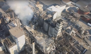 Dym nad zniszczoną fabryką
