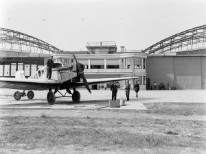 Budynek dworca lotniskowego między hangarami, 1934 / fot. Wikipedia (domena publiczna)
