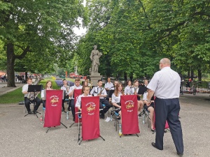 Młodzieżowa Orkiestra Dęta OSP w Kaskach ubarwiła muzycznie wydarzenie w Ogrodzie Saskim / fot. Marta Wawiórko
