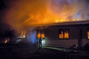 Gdy w budynku basenu pojawił się dym, ludzie uciekali przez okna fot. Łukasz Nowak / KW PSP w Opolu