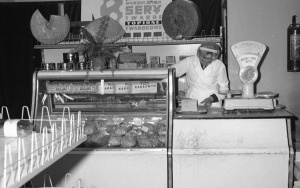 W sklepie „Społem”, 1967. Z lewej widoczna gaśnica pianowa fot. domena publiczna / NAC