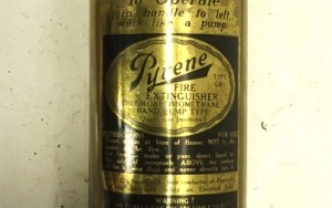 Poręczna gaśnica firmy Pyrene, lata 60. XX w. fot. Firetech117 / Wikipedia (CC BY-SA 4.0)