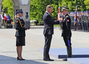 Moment wręczania komendantowi głównemu PSP Krzyża Kawalerskiego Orderu Odrodzenia Polski przez prezydenta RP
